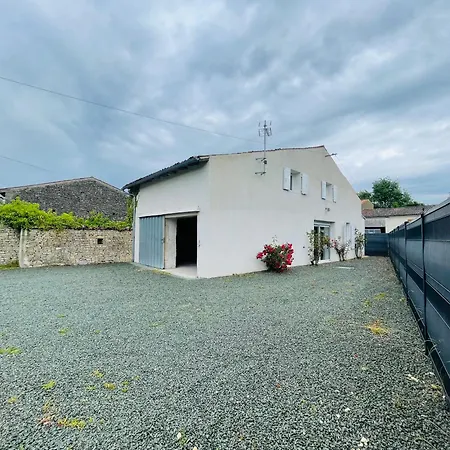 Maison Les Mottes-cour Et Garage *