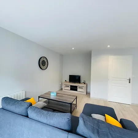 Maison Les Mottes-cour Et Garage