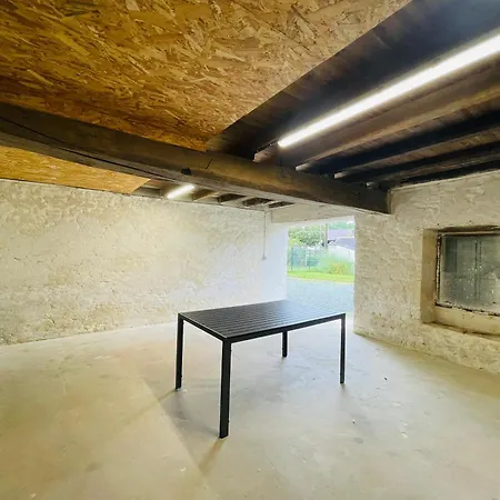 Maison Les Mottes-cour Et Garage *