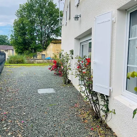 Maison Les Mottes-cour Et Garage