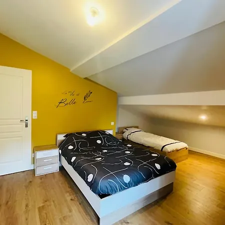 Maison Les Mottes-cour Et Garage