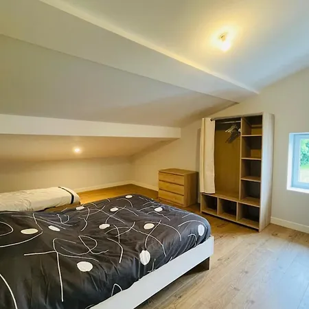 Vakantiehuis Maison Les Mottes-cour Et Garage