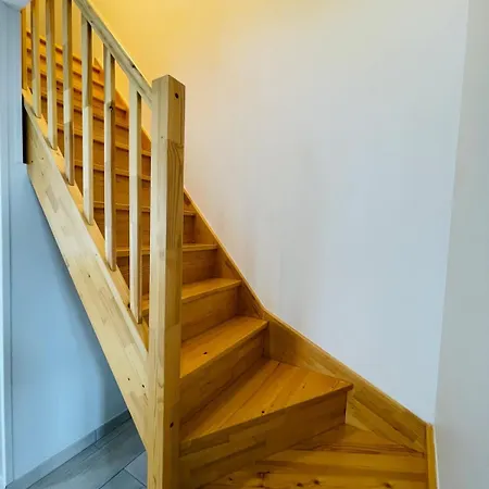 Maison Les Mottes-cour Et Garage *