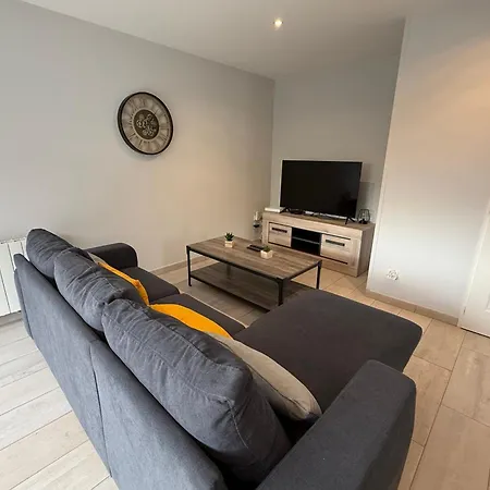 Maison Les Mottes-cour Et Garage