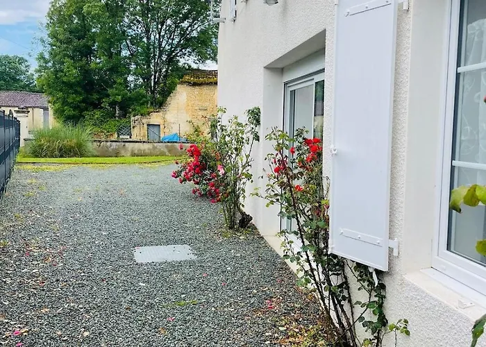 Maison Les Mottes-cour Et Garage