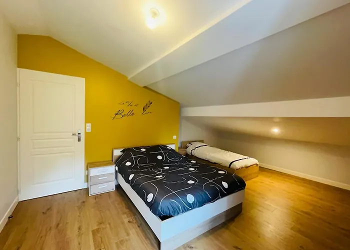 Maison Les Mottes-cour Et Garage