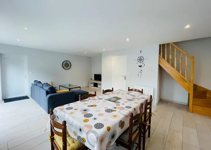 Maison Les Mottes-cour Et Garage بيت للعطل