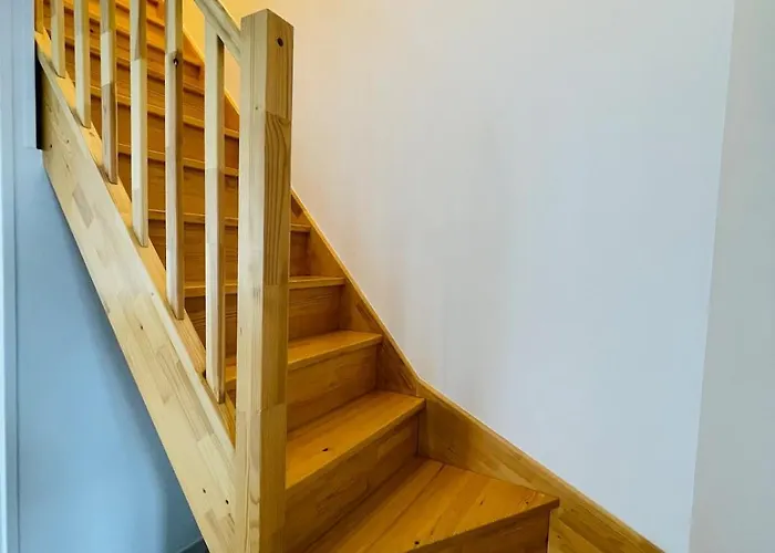 Maison Les Mottes-cour Et Garage *